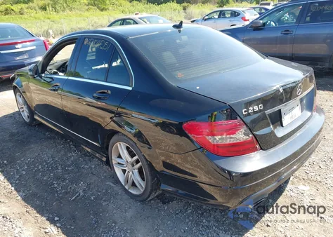 2013 Mercedes-Benz C 250 Luxury/Sport z USA, uszkodzony, nr VIN WDDGF4HB7DR295826